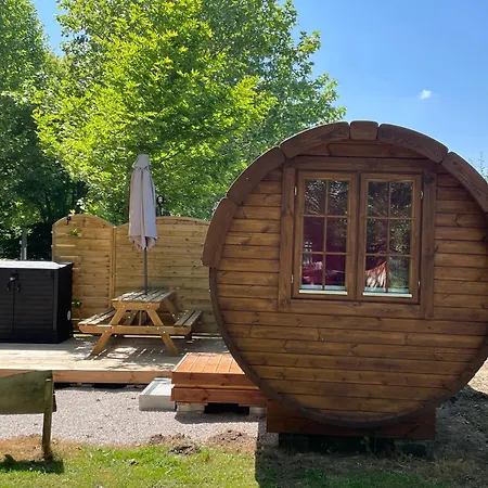 Tonneau Herbergement Insolite Au Camping Des Nieres Ebreuil Exterior foto