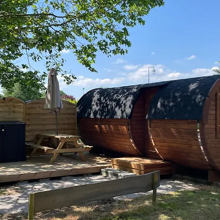 Tonneau Herbergement Insolite Au Camping Des Nieres Ebreuil Exterior foto
