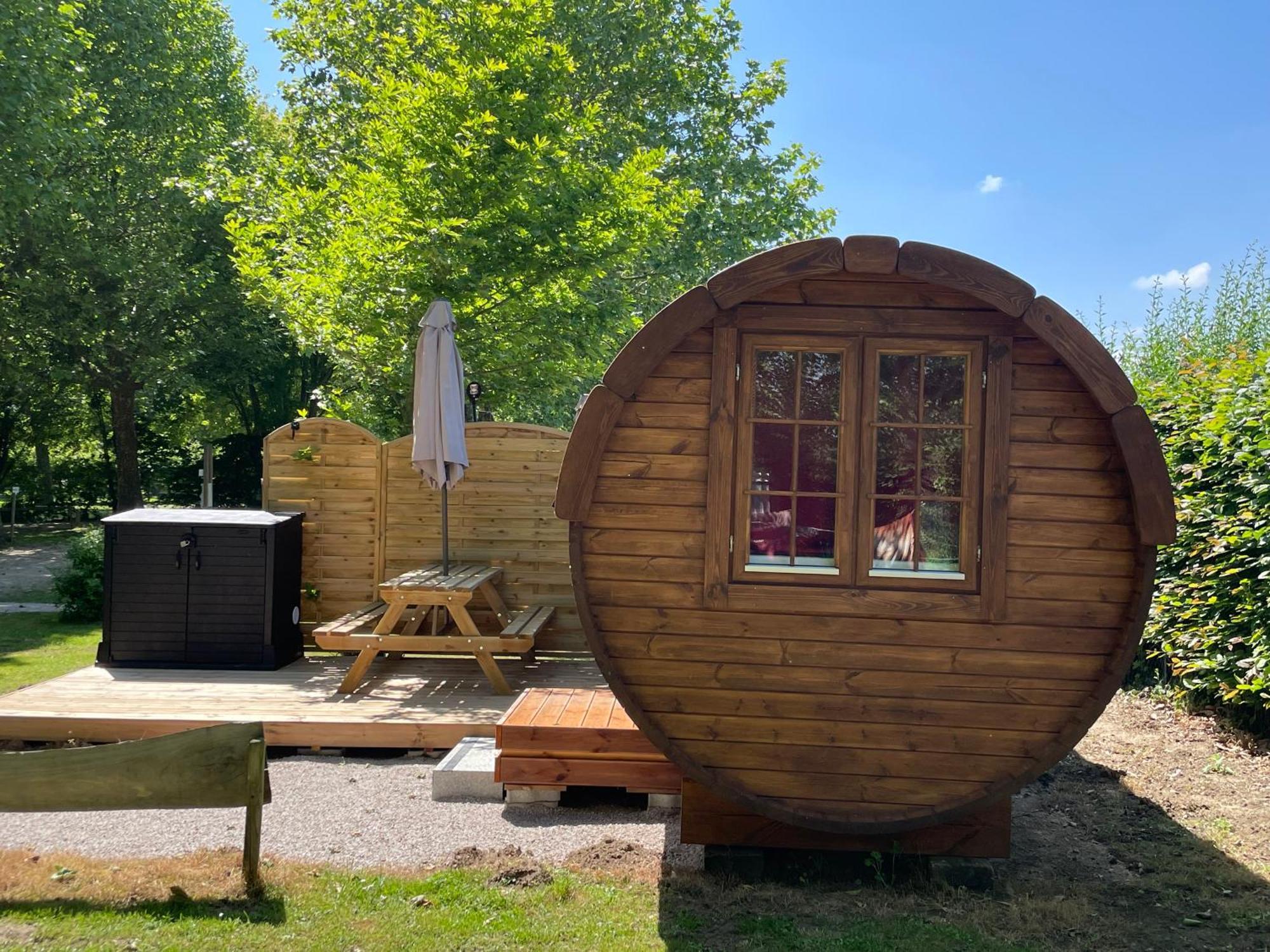 Tonneau Insolite Au Des Nieres Campingplatz